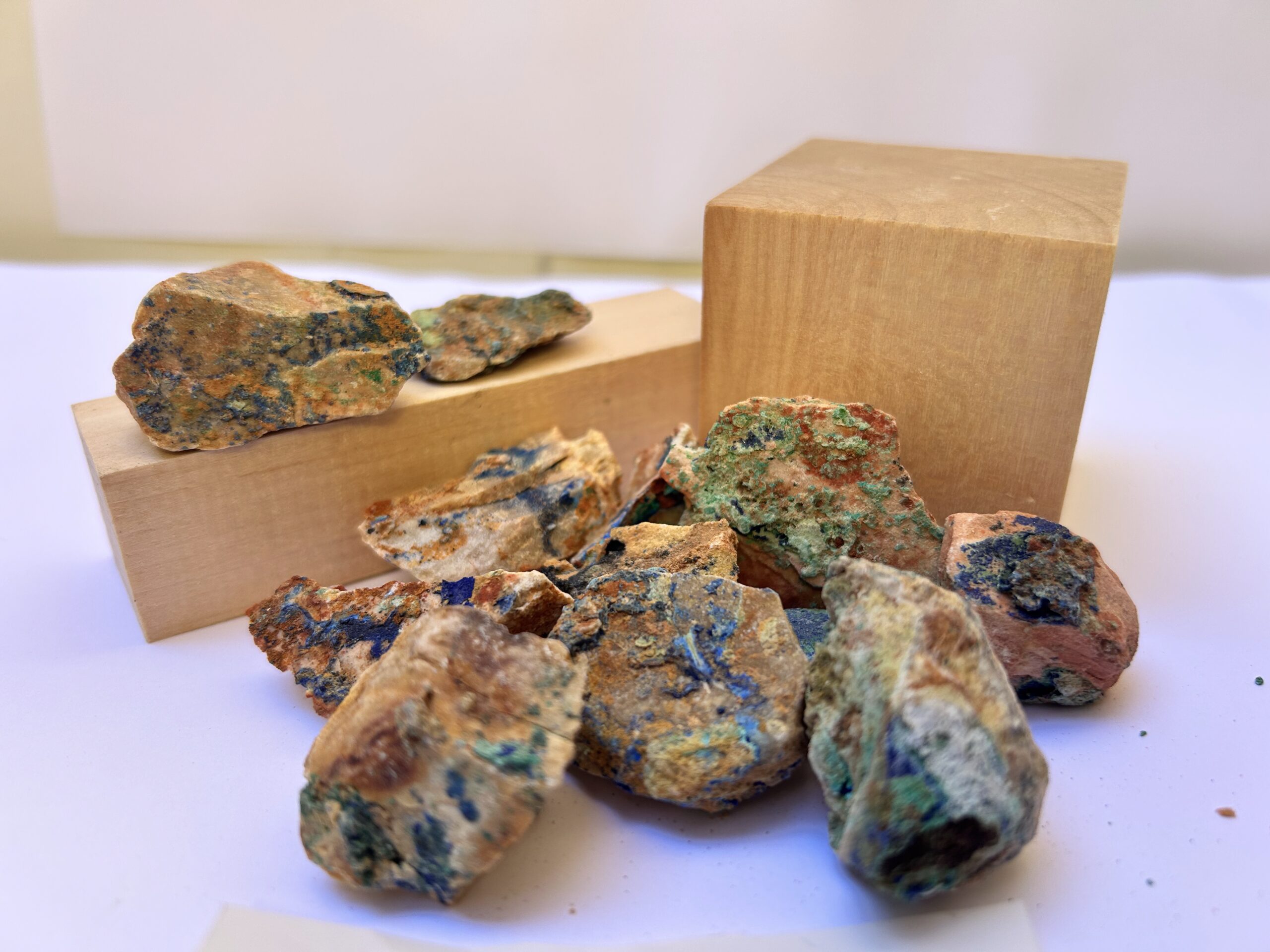 Piezas pequeñas de azurita, malaquita, brochantita y crisocola - Image 2